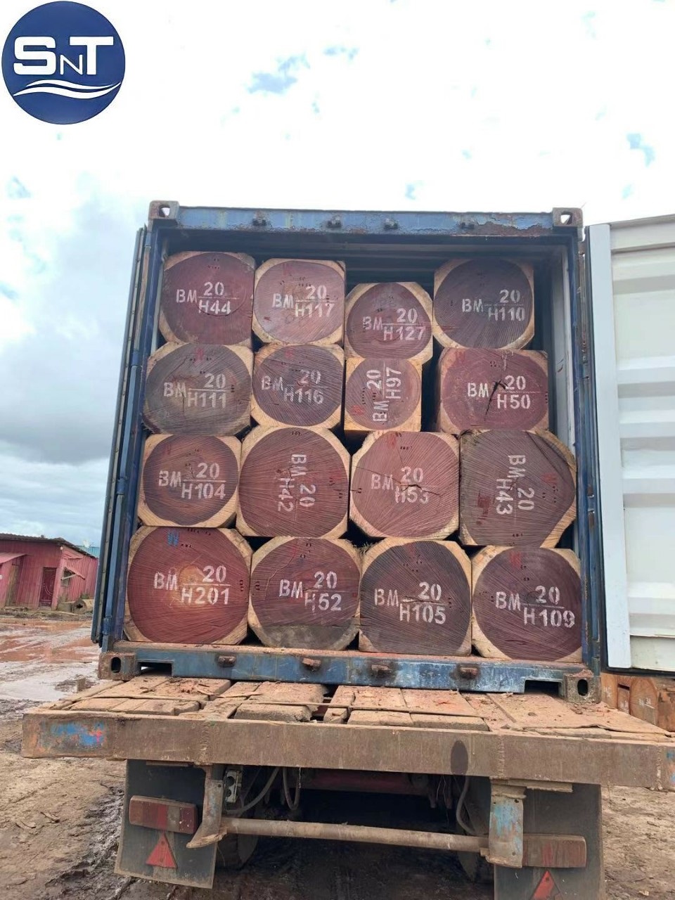 Gỗ Lim gỗ hương đỏ đang trên tàu sắp về đến Hải Phòng